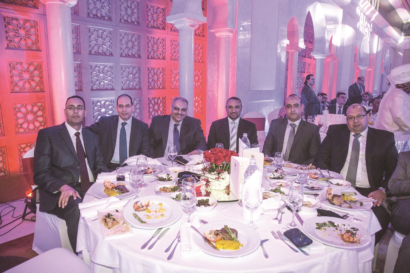 إيهاب العراقي يتوسط فريق الإعداد والتنسيق في تلفزيون الراي 