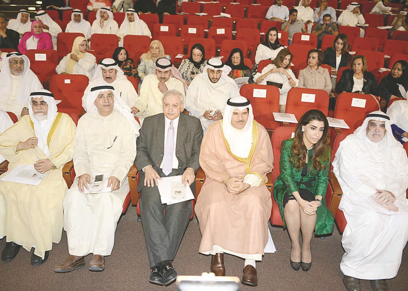 الحضور يتابعون فقرات الحفل