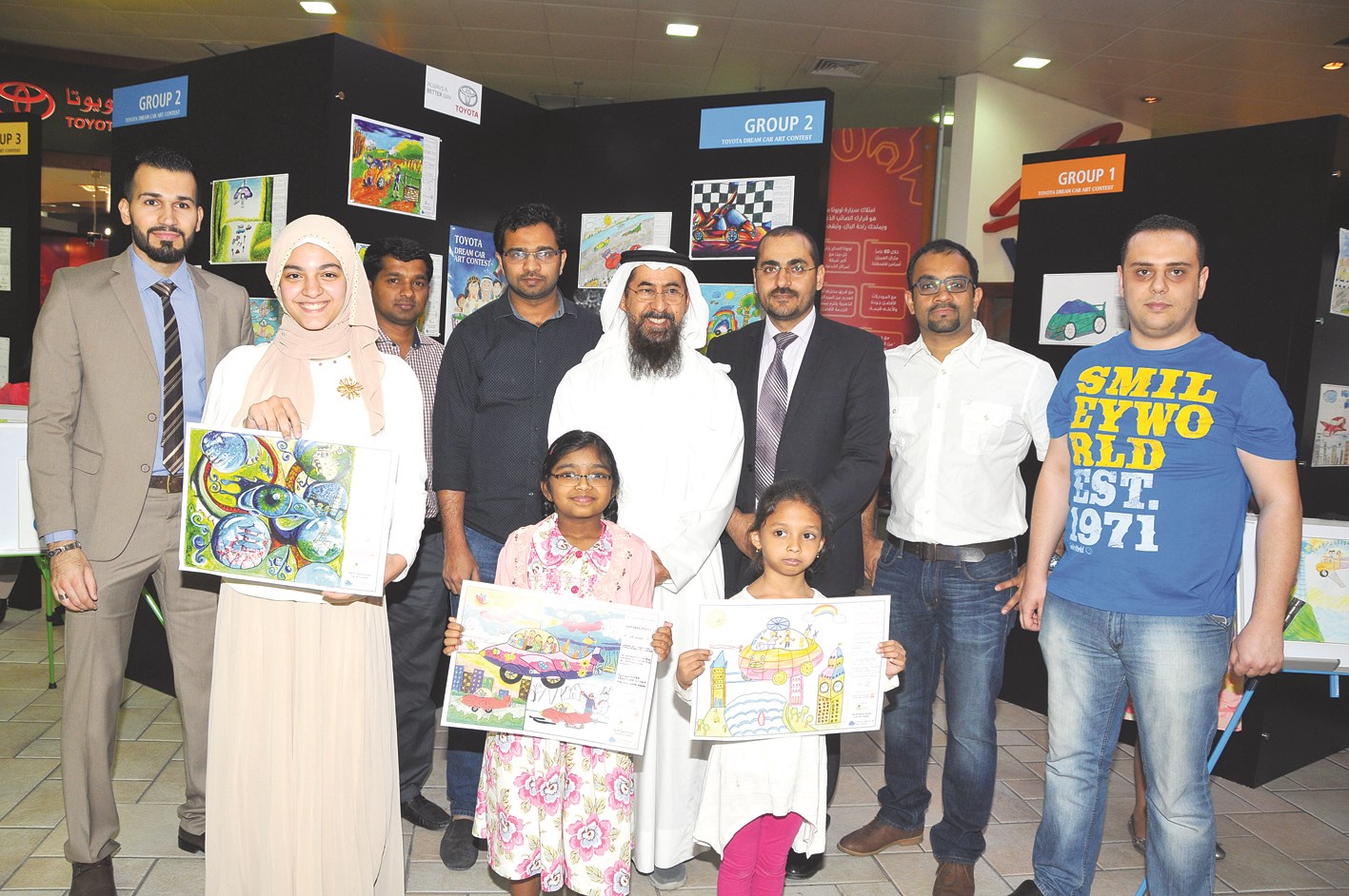 مسؤولو الشركة مع الفائزين