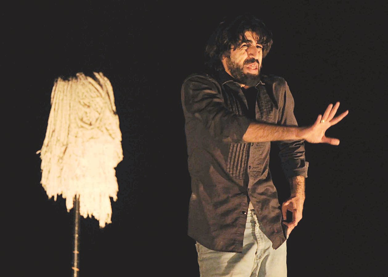 مشهد من المسرحية