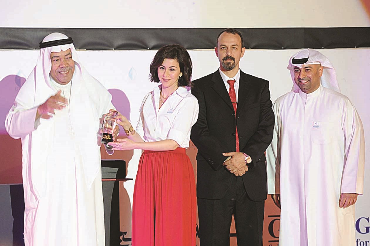 ... وسعد الفرج يتسلم درع التكريم من الشيخة الزين الصباح والدكتور فهد السميط