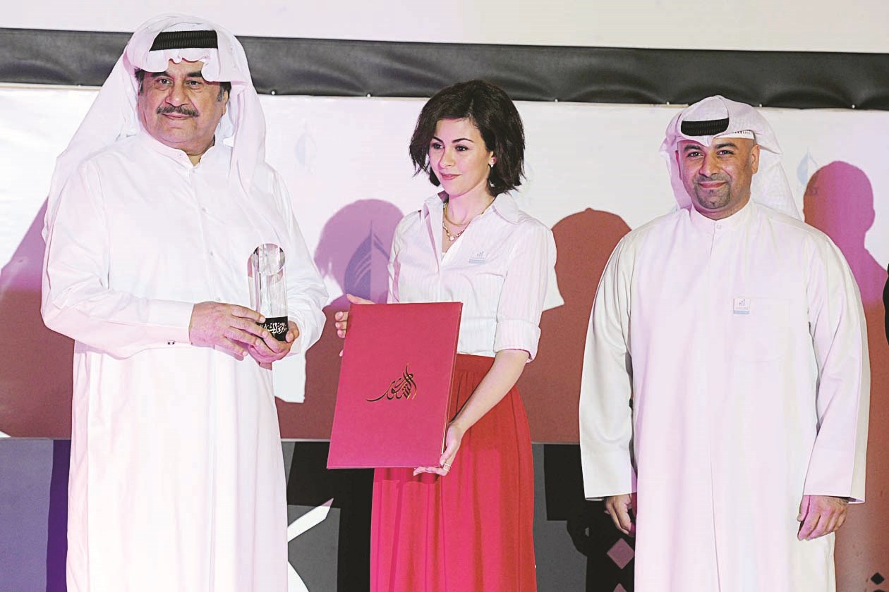 عبدالحسين عبدالرضا يتسلم درع التكريم