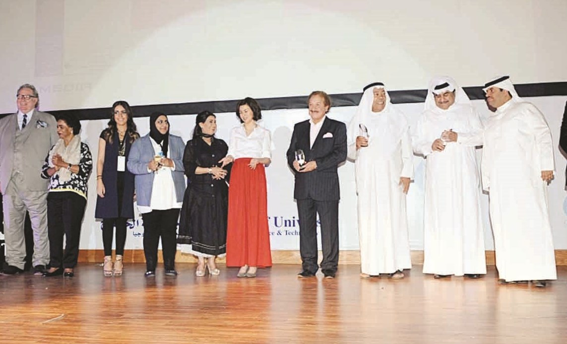 u0627u0644u0634u064au062eu0629 u0627u0644u0632u064au0646 u0627u0644u0635u0628u0627u062d u062au062au0648u0633u0637 u0627u0644u0645u0643u0631u0651u0645u064au0646 u0641u064a u0644u0642u0637u0629 u062au0630u0643u0627u0631u064au0629 (u062au0635u0648u064au0631 u0643u0631u0645 u0630u064au0627u0628)