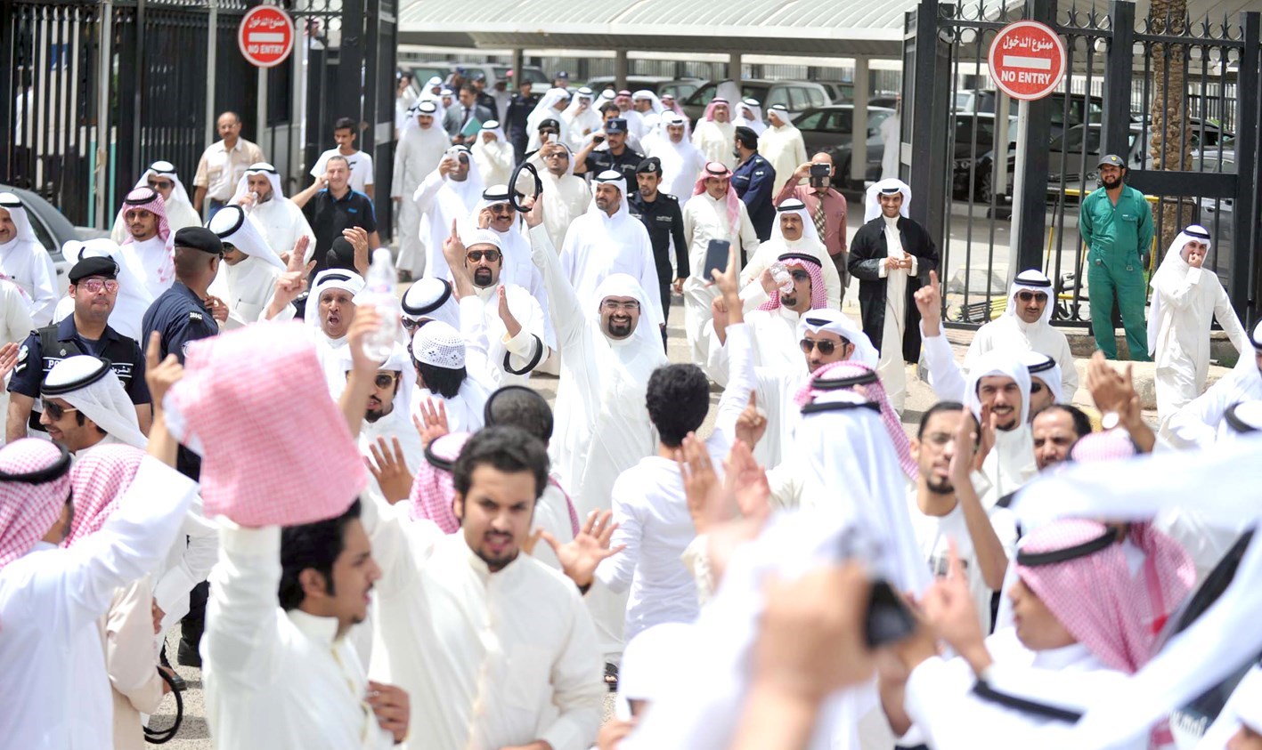 u0627u0644u0634u0628u0627u0628 u0644u062fu0649 u062eu0631u0648u062cu0647u0645 u0645u0646 u0642u0635u0631 u0627u0644u0639u062fu0644 (u062au0635u0648u064au0631 u0633u0639u062f u0647u0646u062fu0627u0648u064a)