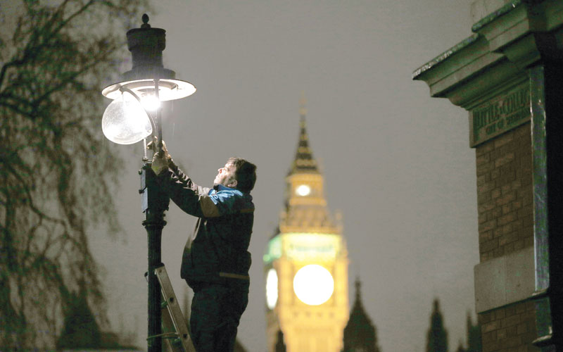 مهندس اخر يضئ شوارع لندن