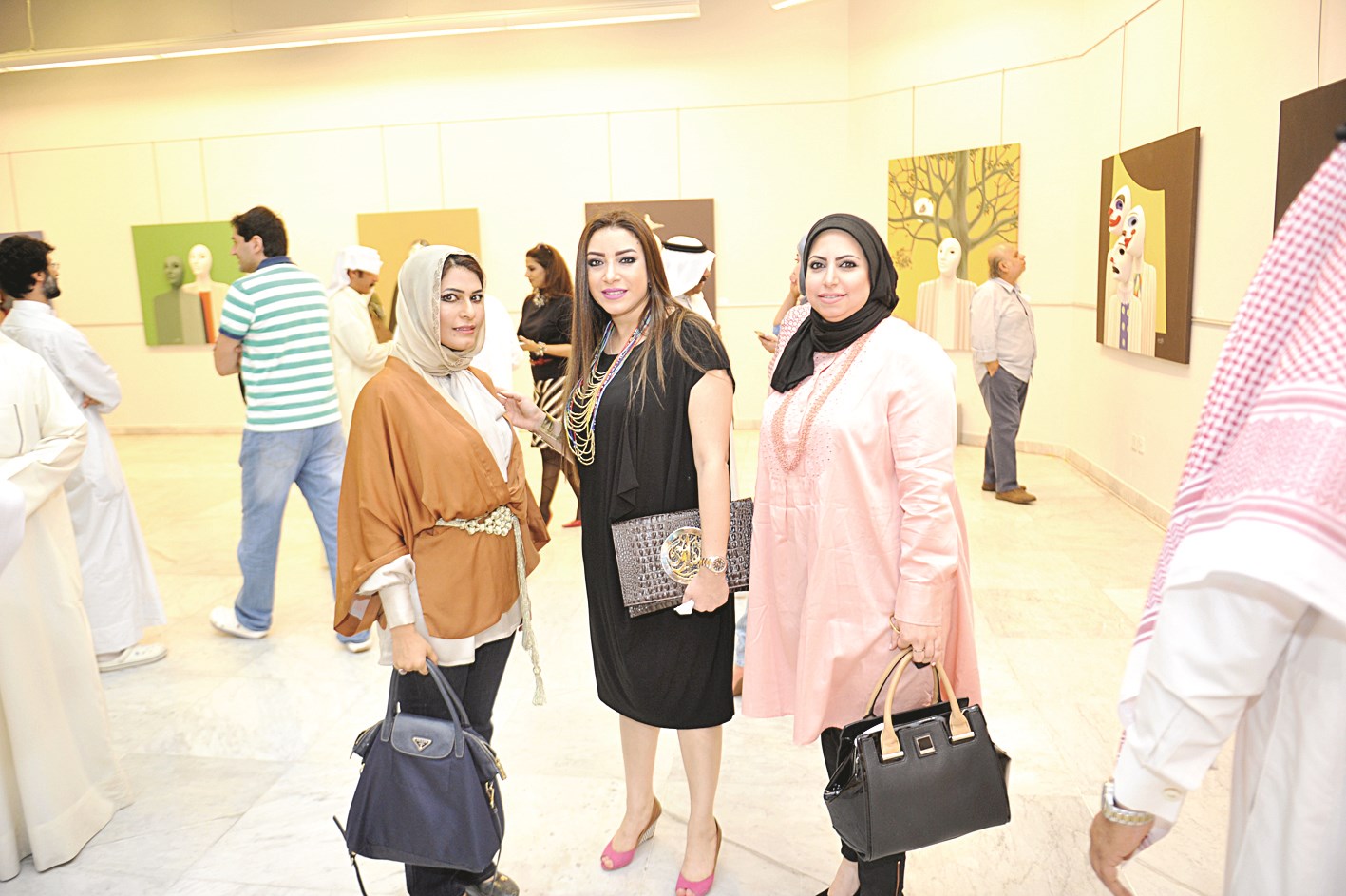 الجمهور يتابع الأعمال الفنية