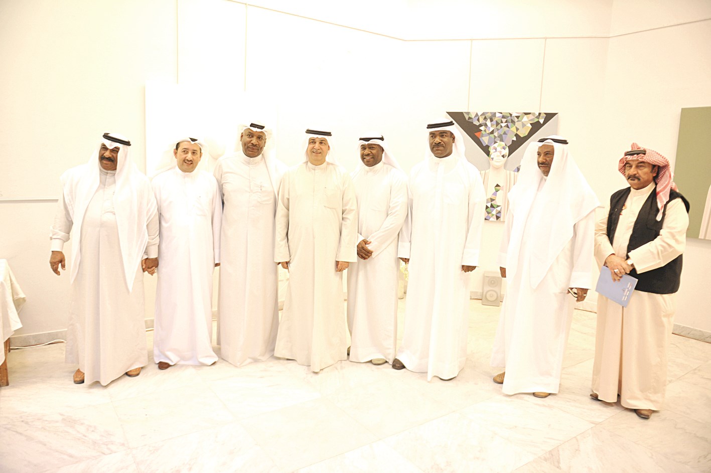 عنبر وليد وعلي اليوحة مع فنانين تشكيليين  (تصوير جاسم بارون)