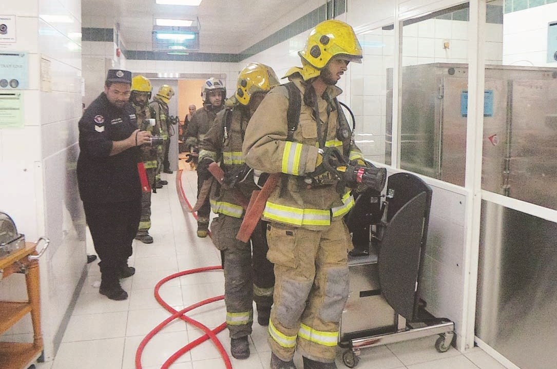 رجال الإطفاء داخل المستشفى