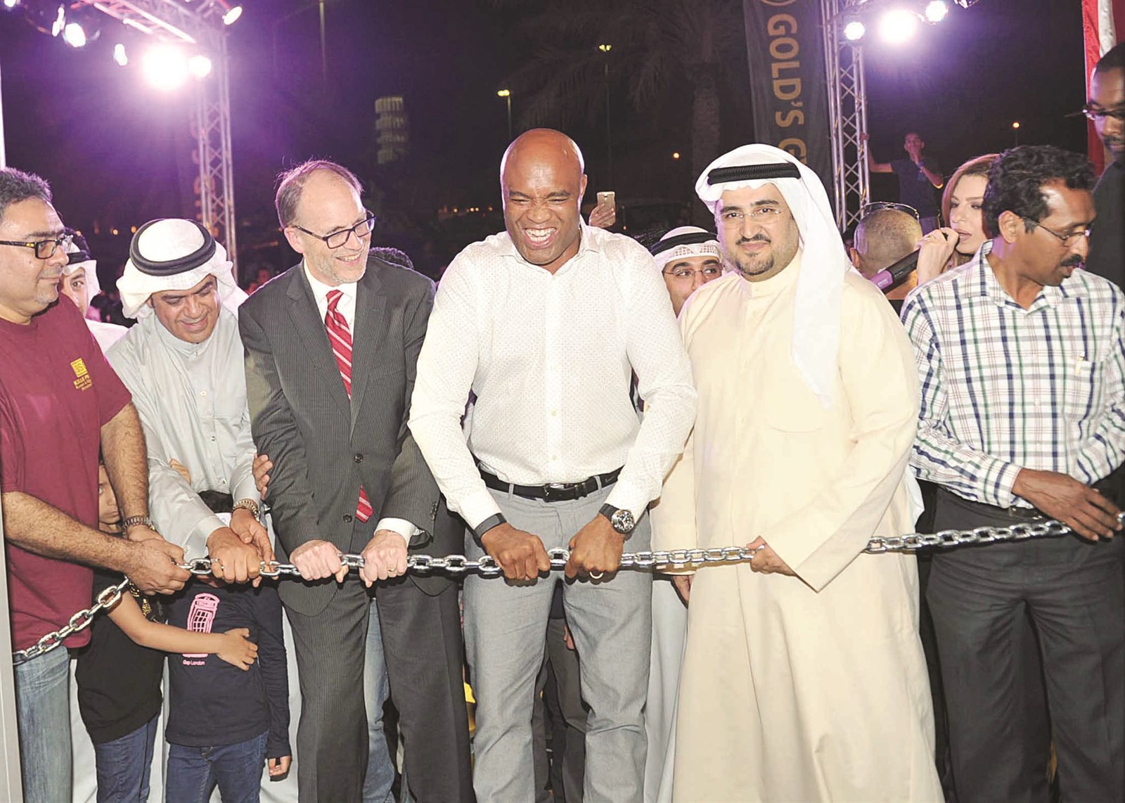 السفير الأميركي دوغلاس سيليمان وممثل وزير الدولة لشؤون الشباب حسام الصالح وأندرسون سيلفا وإيهاب العرادي يفتتحون النادي (تصوير سعد هنداوي)