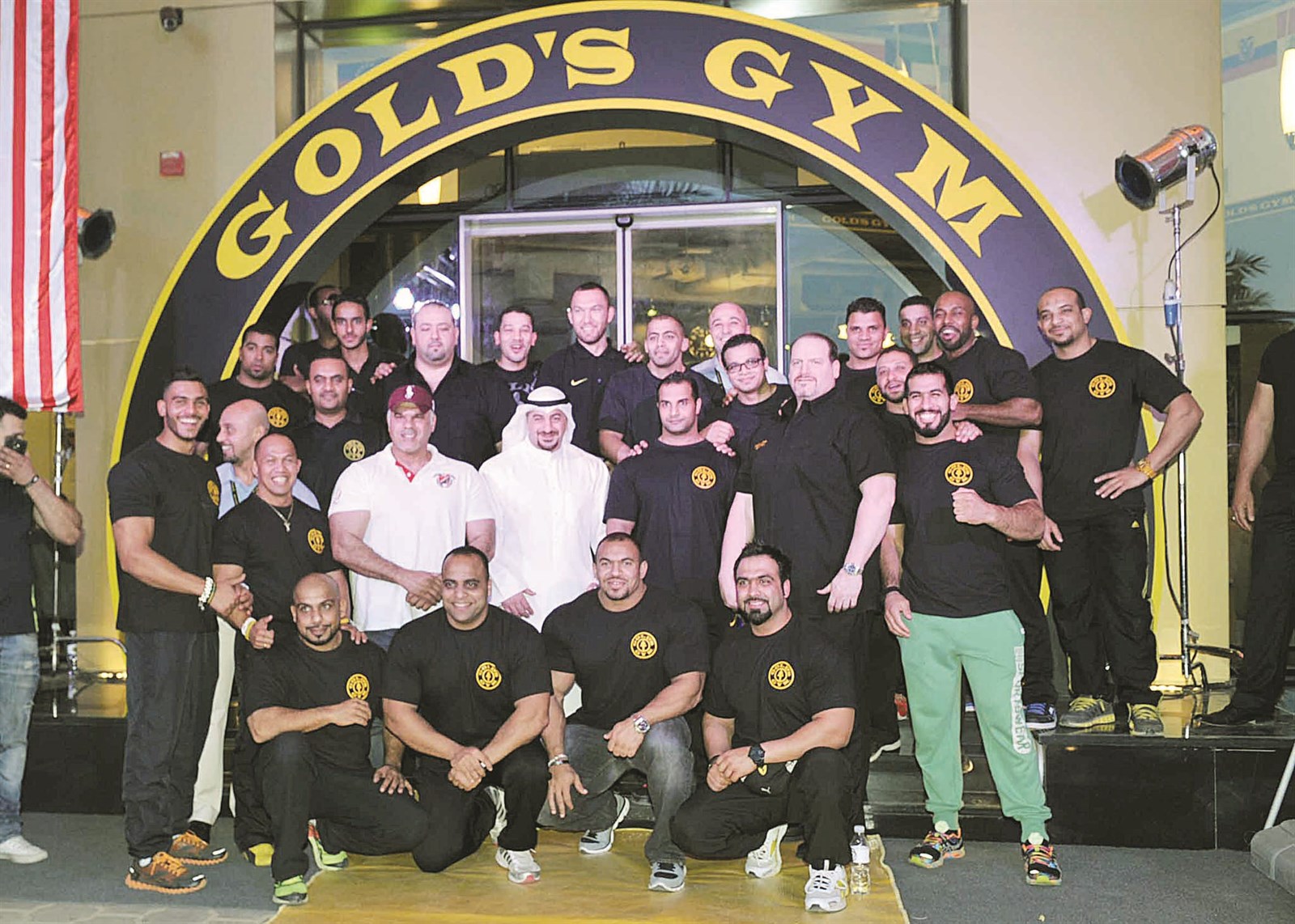 عدد من المدربين في لقطة جماعية