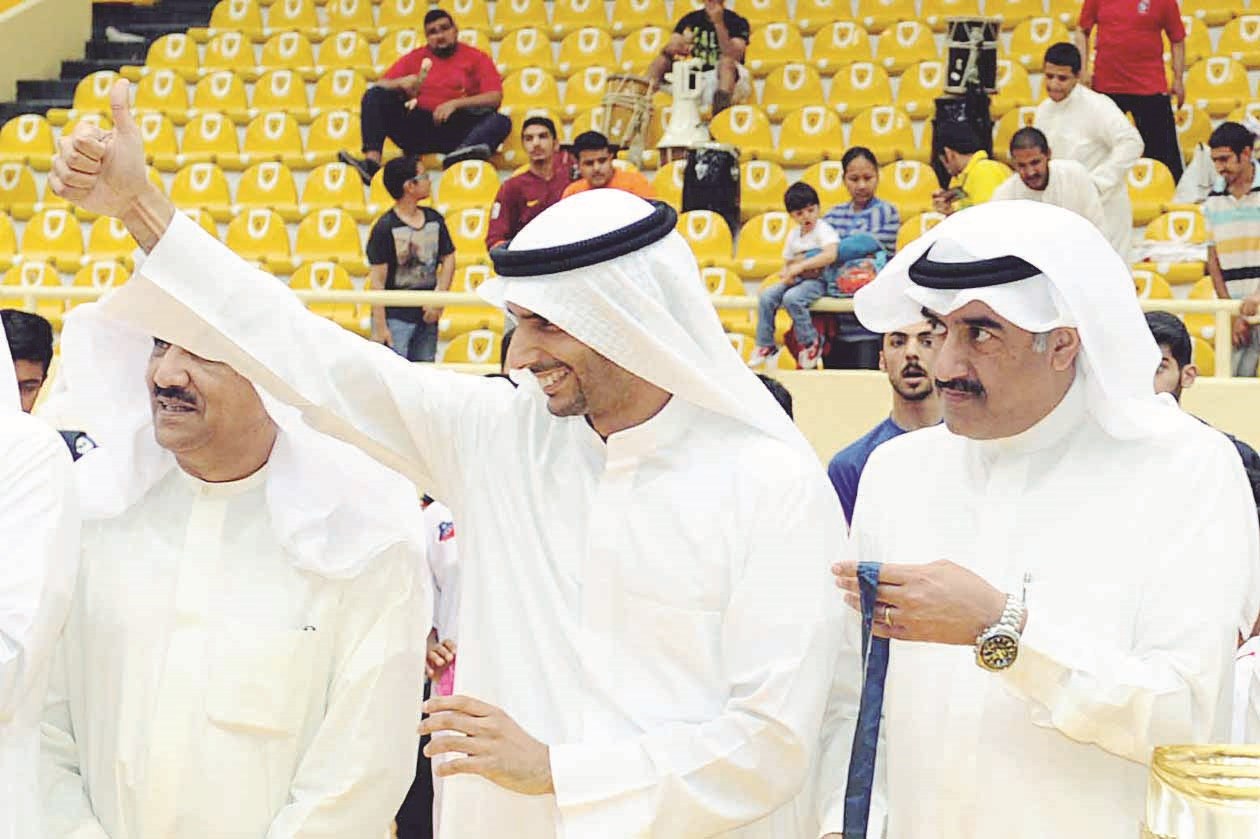 خالد الغانم يلوح بإشارة النصر وبدا الى جانبه عبدالعزيز المرزوق ووليد الراشد