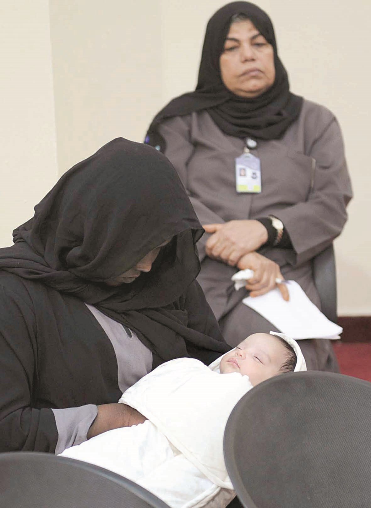 رضيع سيتنسم هواء الحرية مع والدته