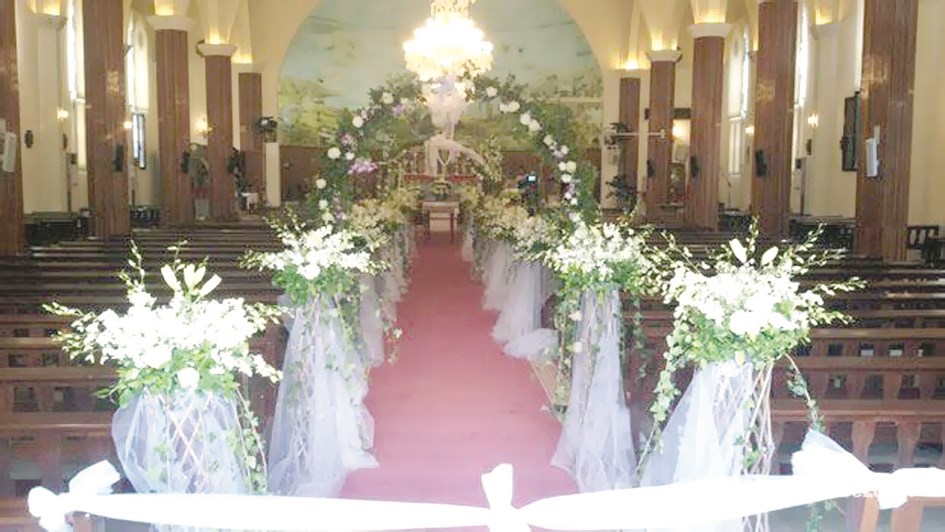 الأبيض يكسو الكنيسة لتوديع بريدي