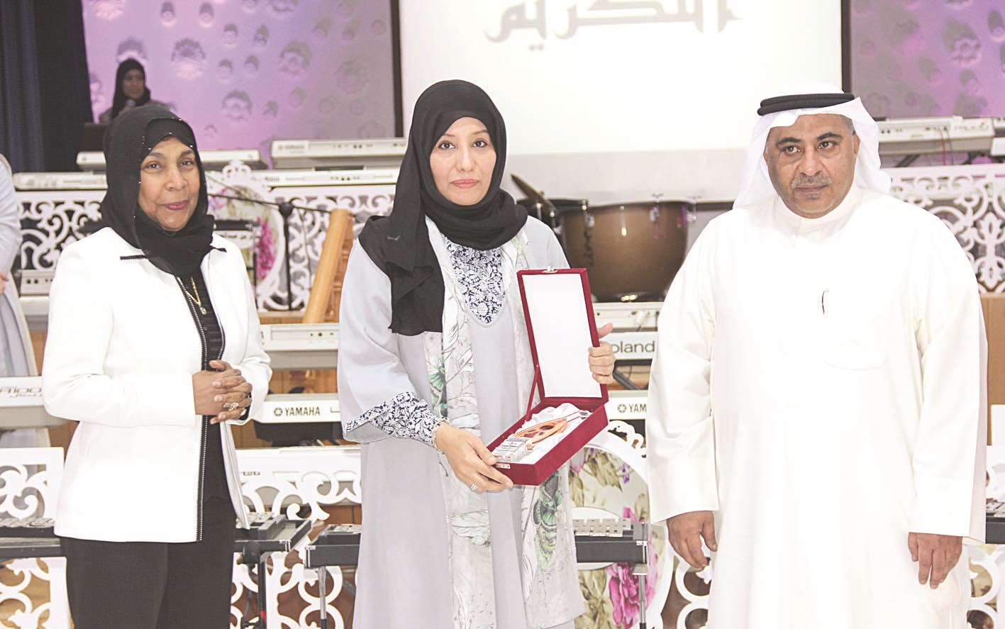 ناجي الزامل وانصاف الحافظ يكرّمان المدارس المشاركة