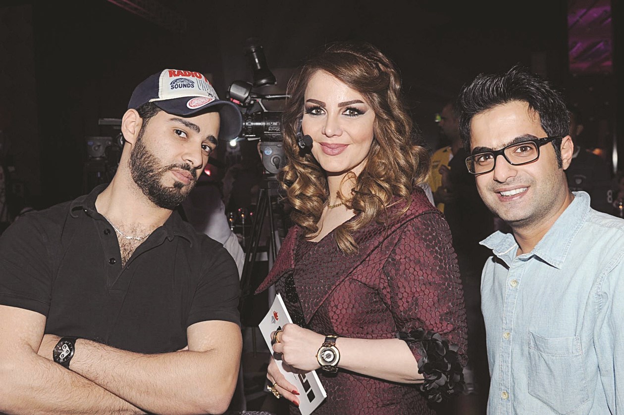 سودابة علي تتوسط الزميلين علاء محمود وحمود العنزي