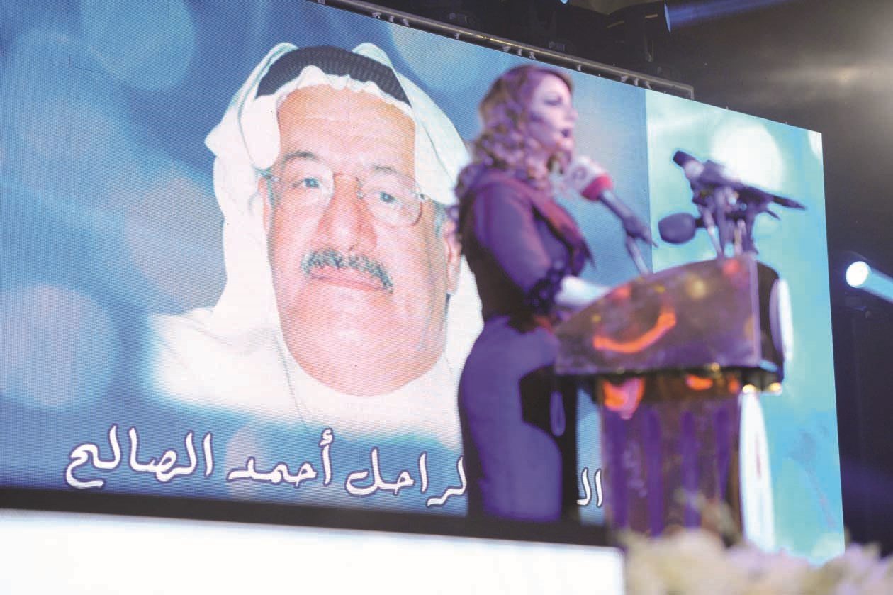 عريفة الحفل سودابة علي تطلب الوقوف دقيقة الحداد على روح الراحل أحمد الصالح