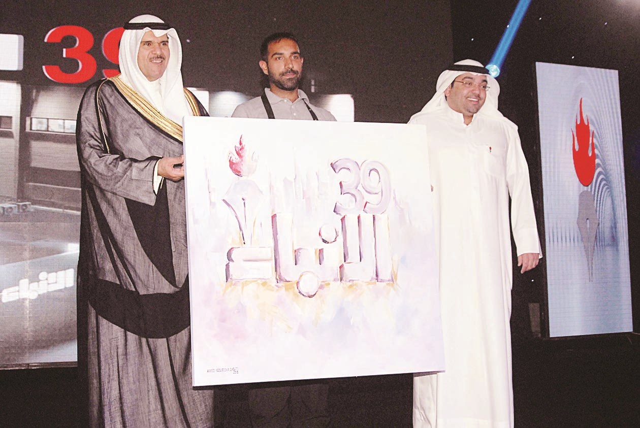 حسين أشكناني قدّم لوحة هدية لـ «الأنباء»