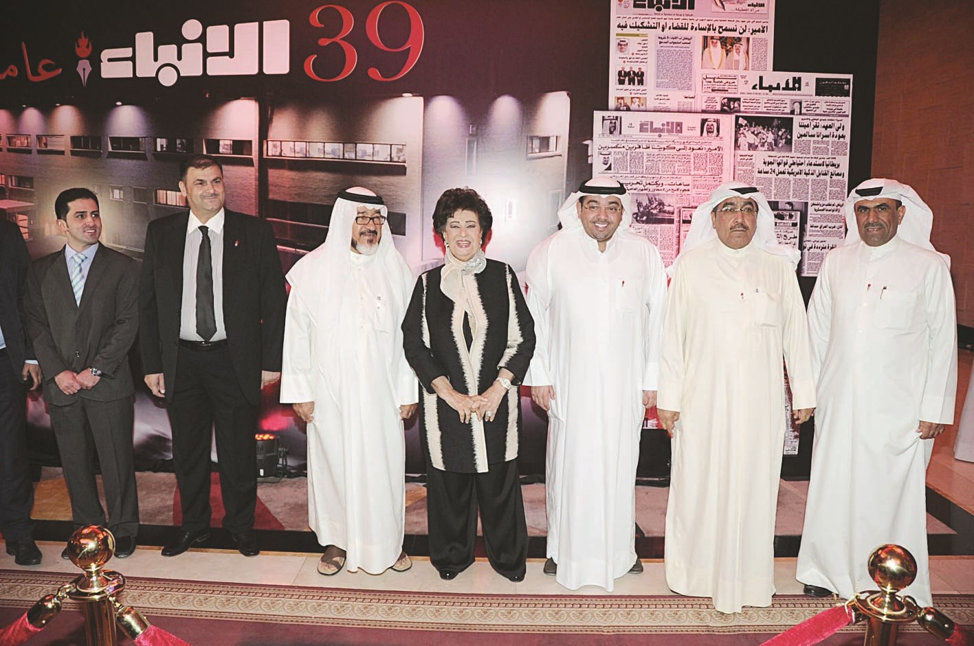 ماما أنيسة لدى وصولها حفل «الأنباء»