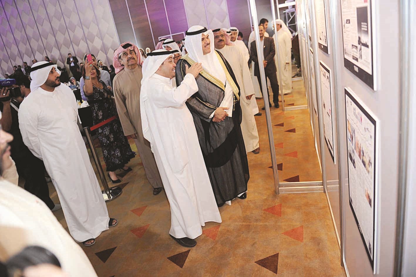 يوسف المرزوق يرافق الشيخ سلمان الحمود في جولة بأرجاء المعرض