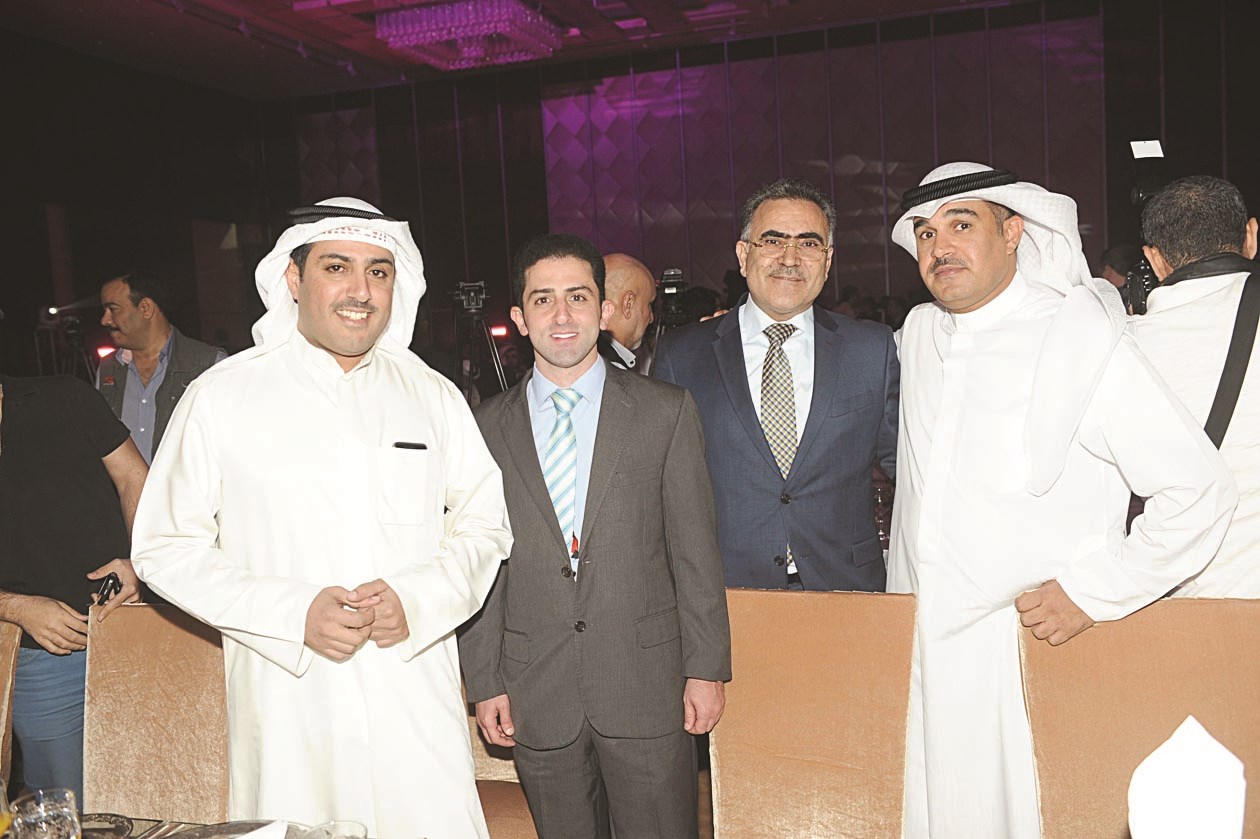 الزميل محمد الحسيني وكنان كوكش يتوسطان أنور جاسم الخرافي وناصر السعدون