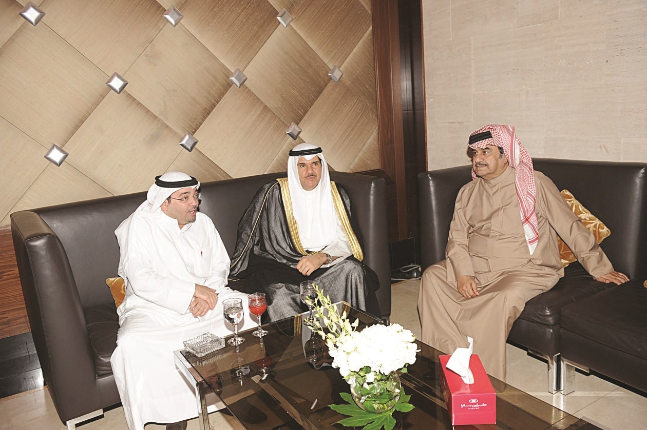 الشيخ سلمان الحمود متوسطاً عبدالحسين عبدالرضا ويوسف المرزوق