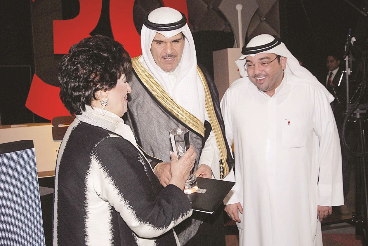 الشيخ سلمان الحمود و رئيس تحرير «الأنباء» يوسف خالد المرزوق يكرّمان ماما أنيسة