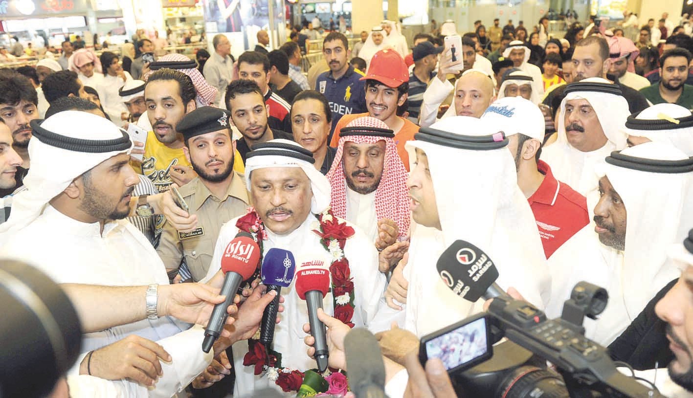 يتحدث إلى وسائل الإعلام... وسط الحشود (تصوير زكريا عطية)