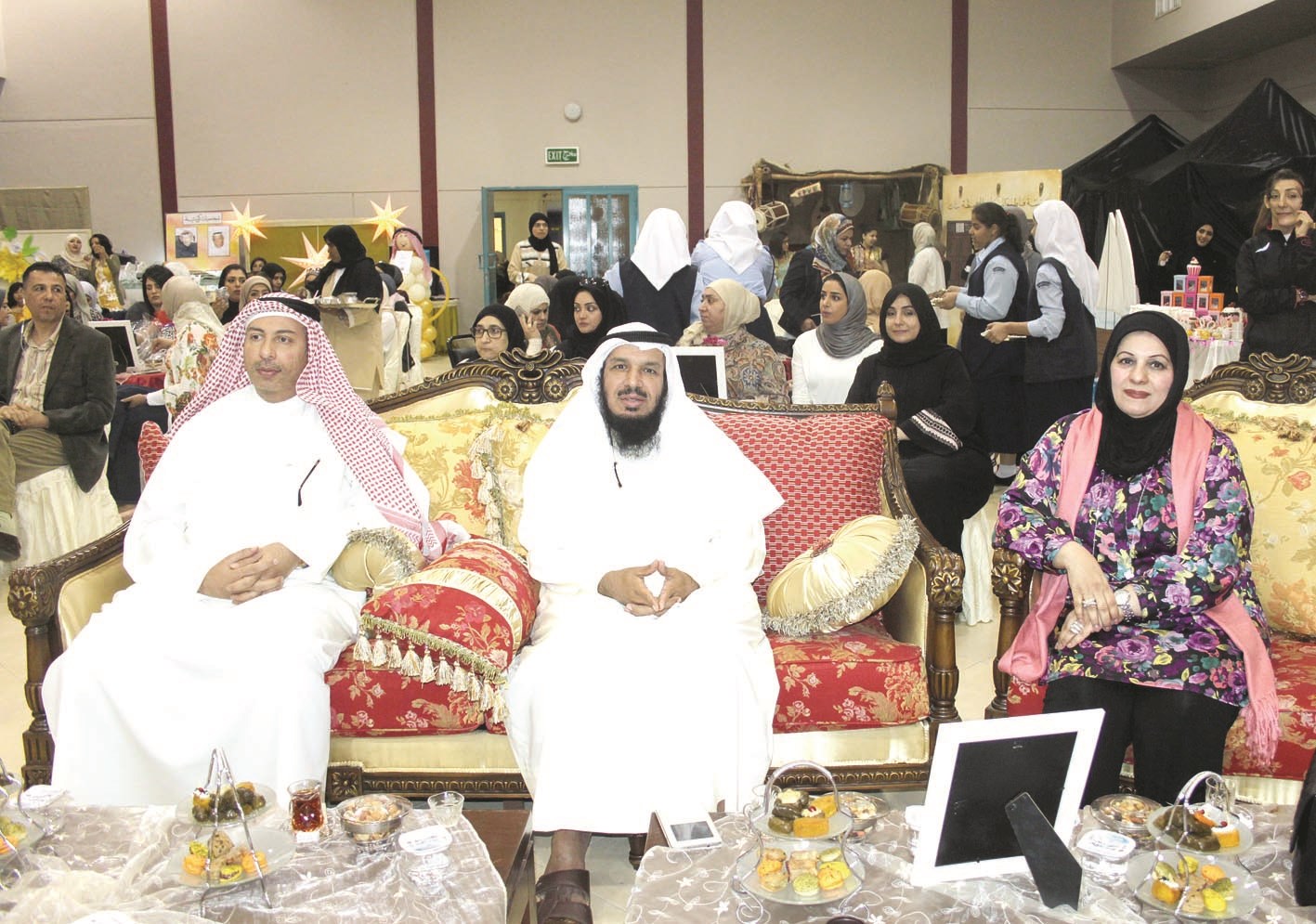 أنور العنجري متوسطاً عادلة الشعلان ومنصور الديحاني