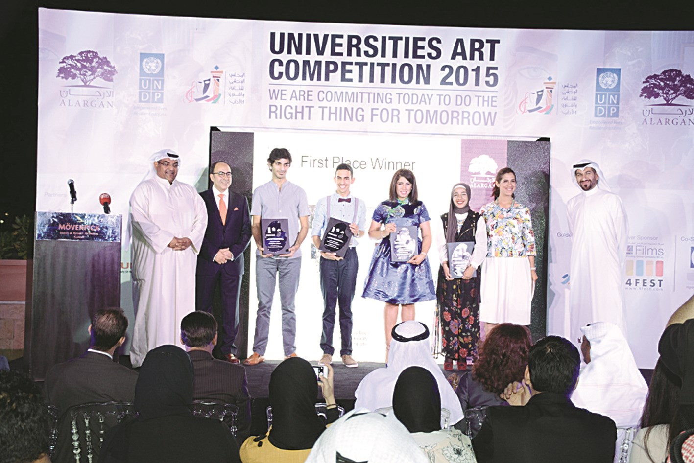 الفائزون في لقطة جماعية