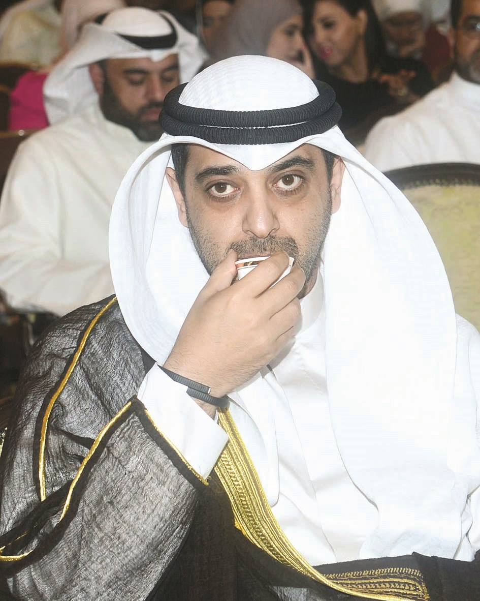 العبدالله يرتشف القهوة