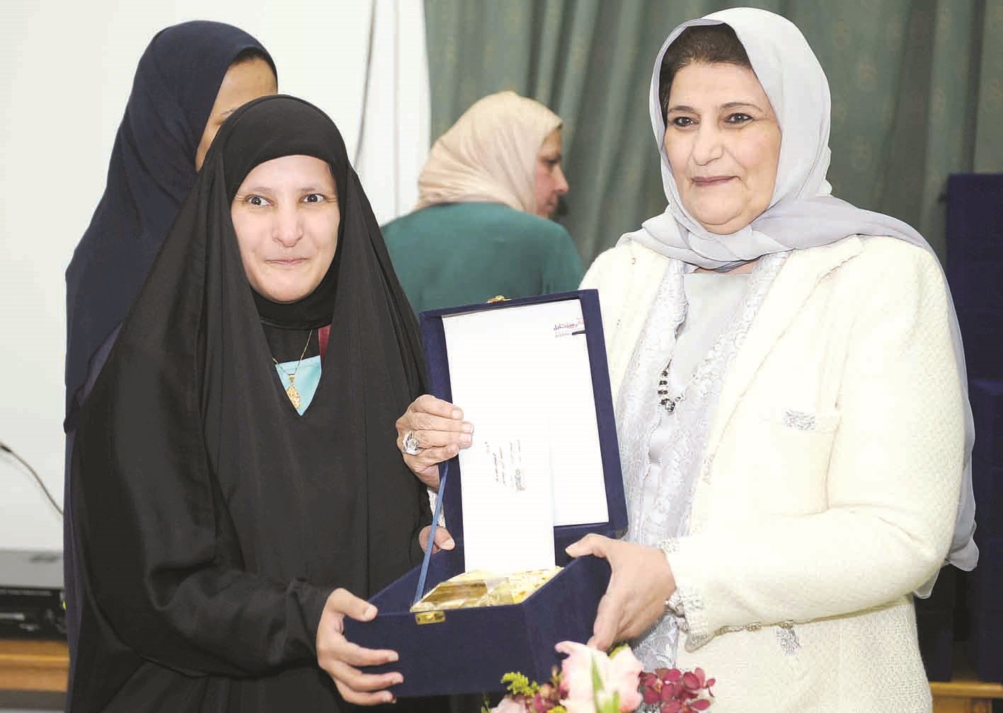 تسليم جائزة لإحدى الحافظات