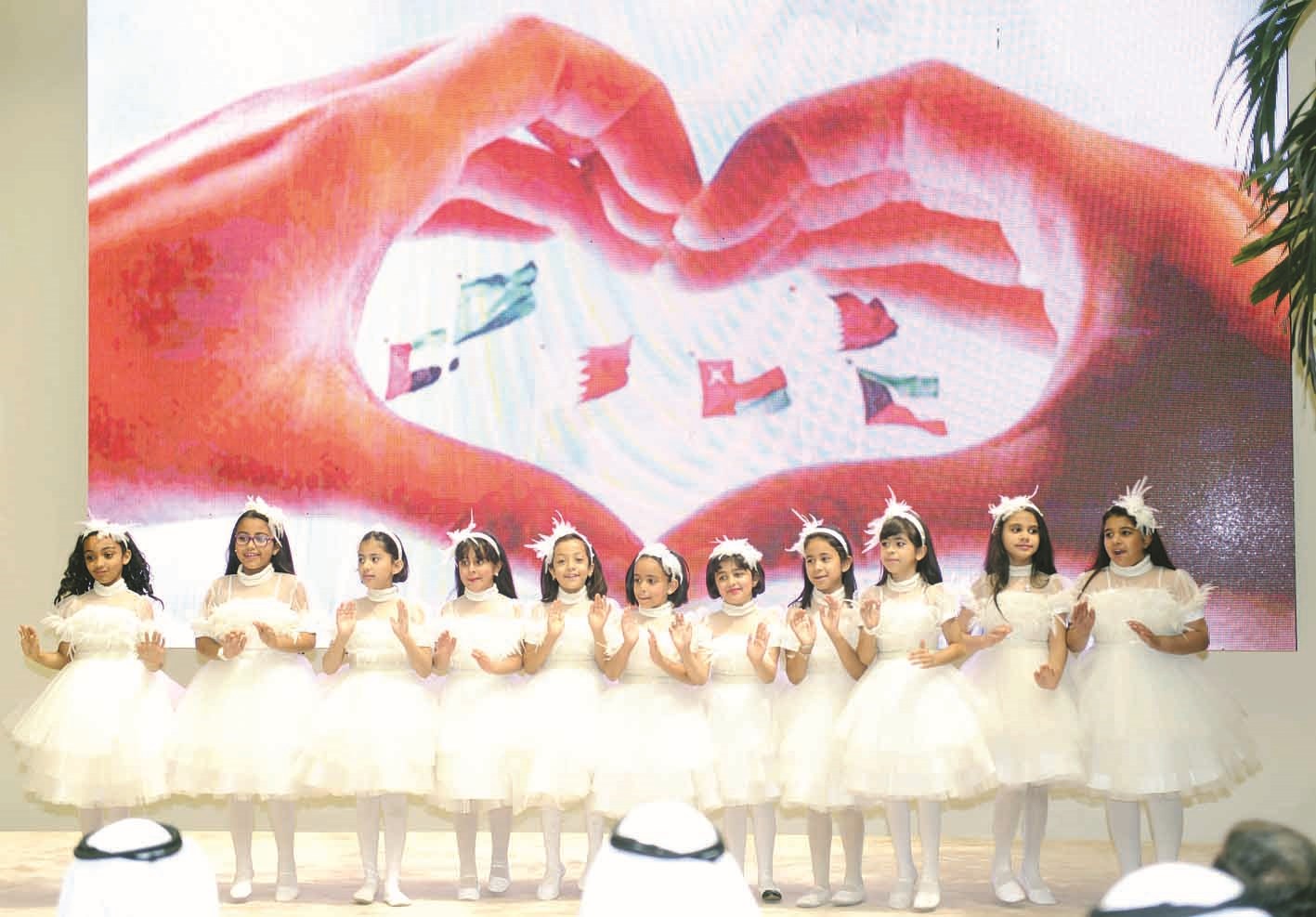 زهرات يؤدين فقرة فنية