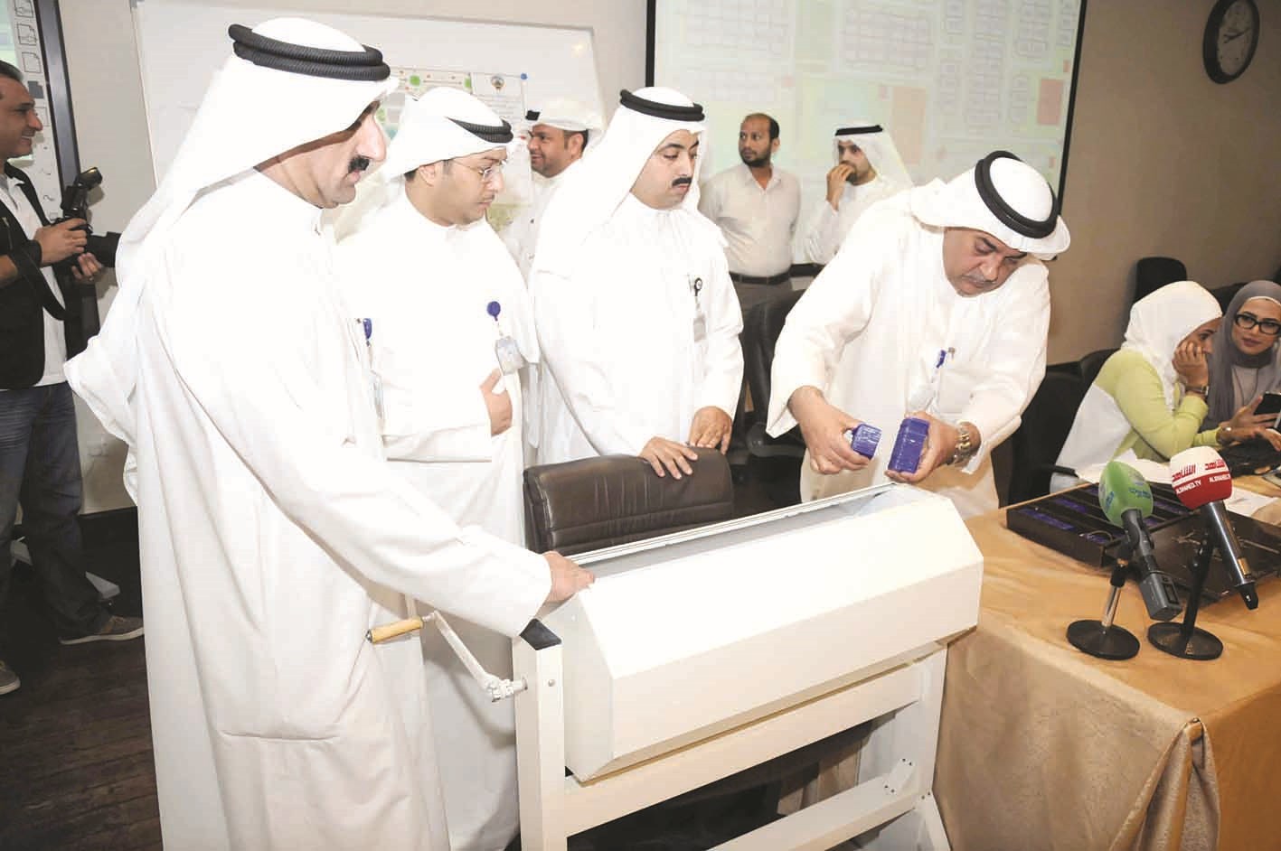 مسؤولو "السكنية" يجرون القرعة (تصوير جلال معوض)