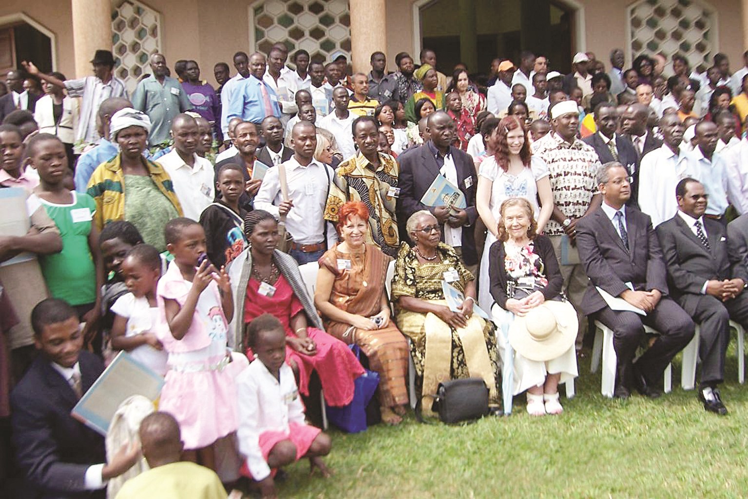 u0639u062fu062f u0645u0646 u0627u0644u0628u0647u0627u0626u064au064au0646 u0623u0645u0627u0645 u0623u062du062f u0627u0644u0645u0639u0627u0628u062f u0627u0644u0628u0647u0627u0626u064au0629 (u0645u0634u0631u0642 u0623u0630u0643u0627u0631)