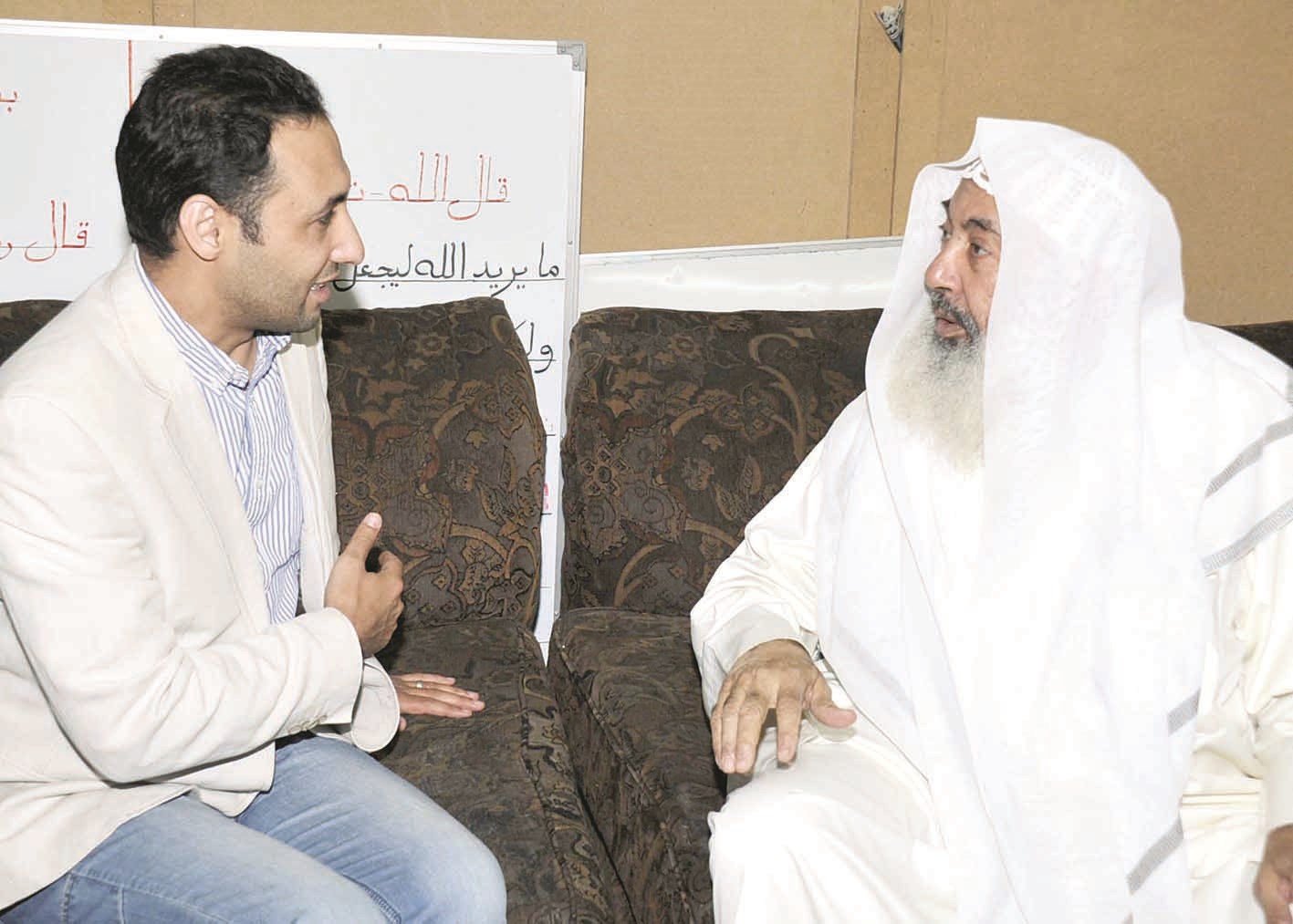 الحاي متحدثاً للزميل أحمد زكريا        ( تصوير سعد هنداوي)