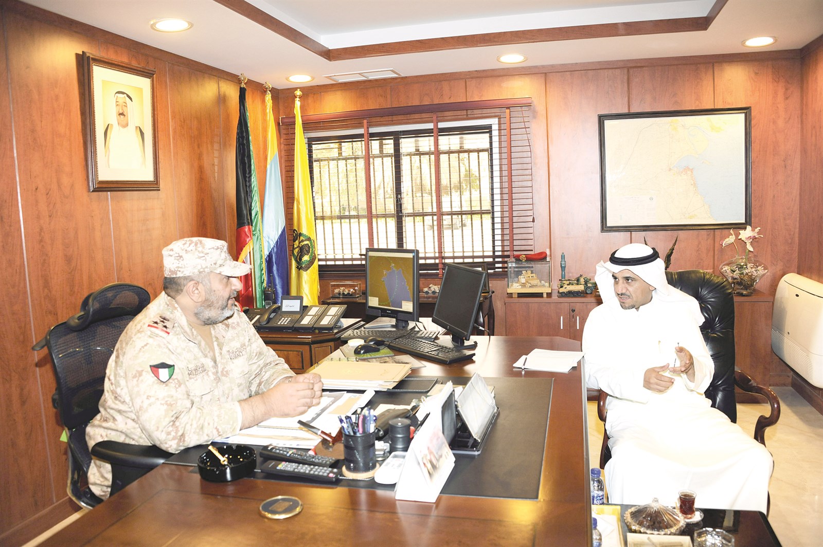 آمر القوة البرية متحدثا للزميل منصور الشمري