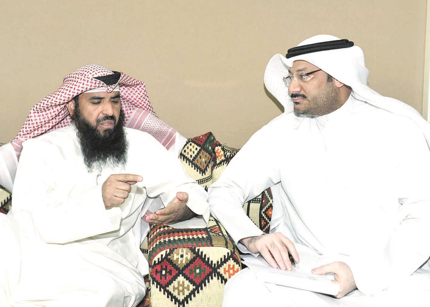 حمد المري متحدثاً للزميل ناصر الفرحان