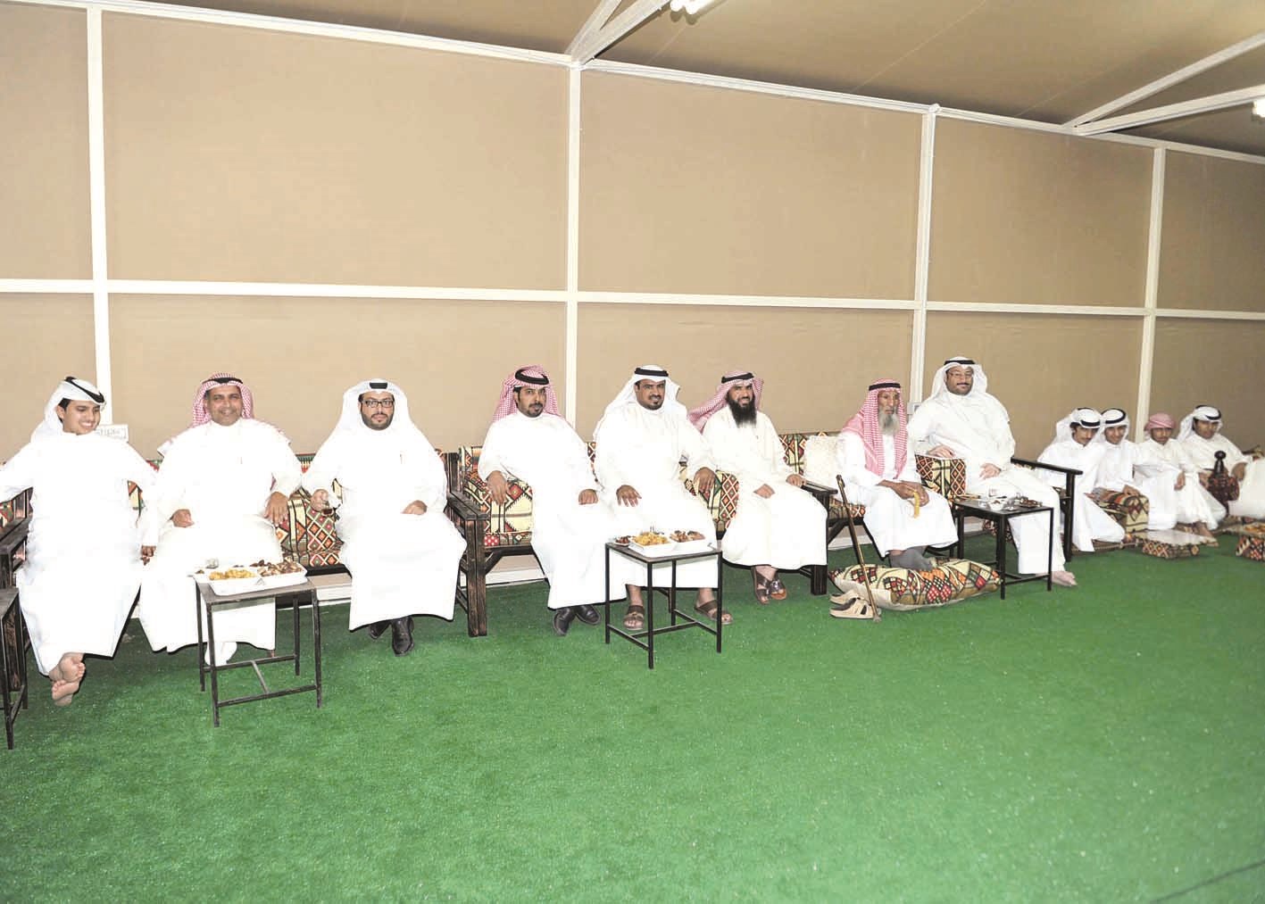 رواد ديوانية حمد المري (تصوير سعد هنداوي)