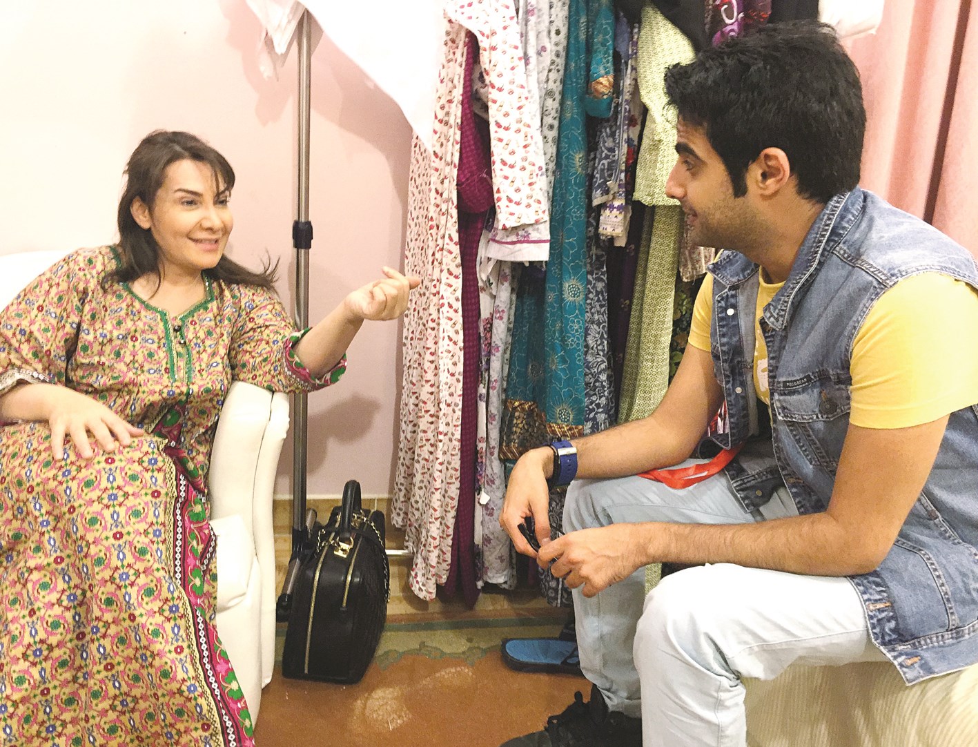 هدى حسين في الكواليس متحدثةً إلى الزميل حمود العنزي