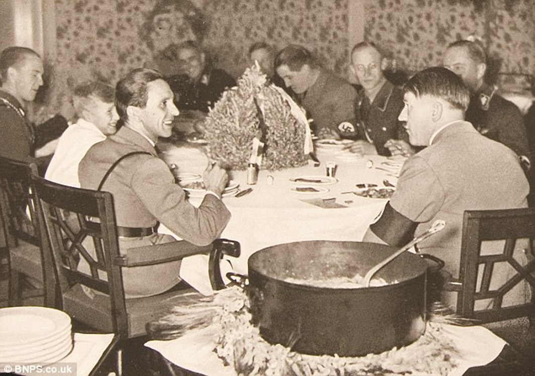 u0647u062au0644u0631 u0645u0645u0627u0632u062du0627u064b u0648u0632u064au0631 u062fu0639u0627u064au062au0647 u062cu0648u0632u064au0641 u063au0648u0628u0644u0632 u0641u064a u0627u0644u0645u062eu0628u0623