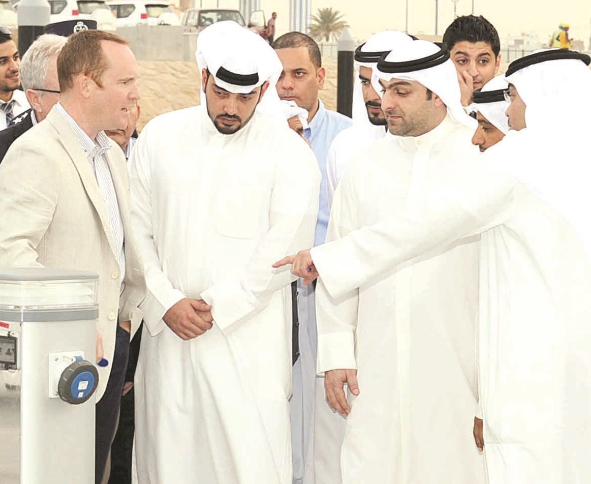 الوزير أبل يستمع إلى شرح عن المشروع  (تصوير سعد هنداوي)