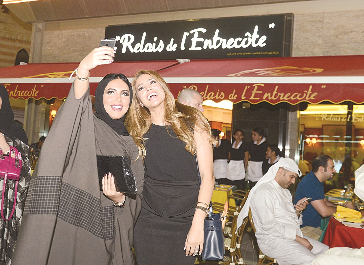 «سيلفي» أمام المطعم