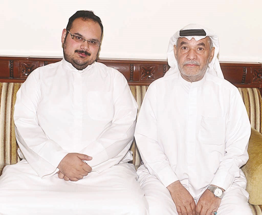 القمي وابنه في ديوانية «الراي» ( تصوير- موسى عياش)