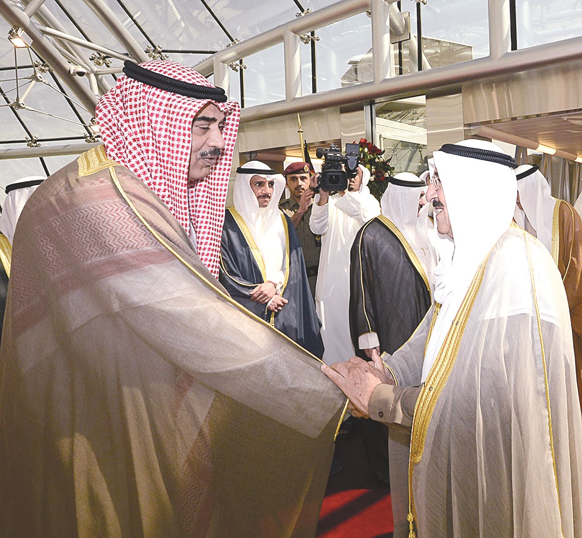 صاحب السمو مصافحاً صباح الخالد