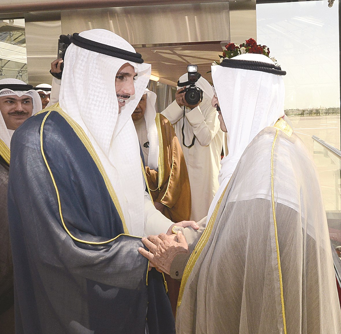 الأمير مصافحاً الغانم