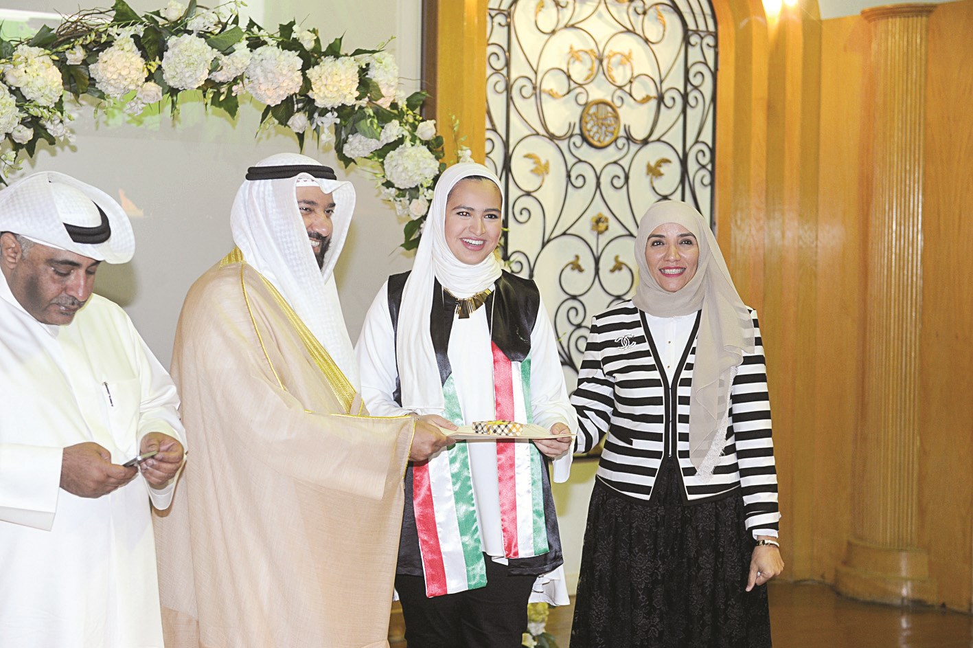 العمير يكرم إحدى الفائقات
