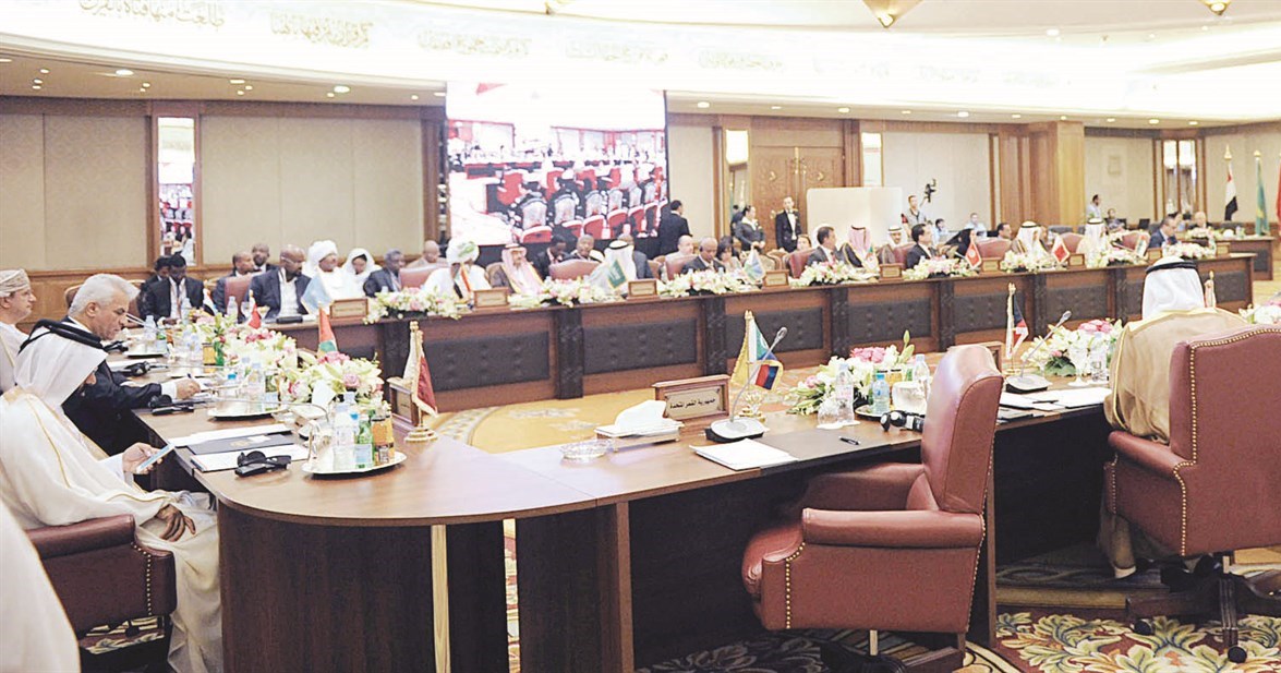 مقاعد خالية يقابلها حضور خليجي