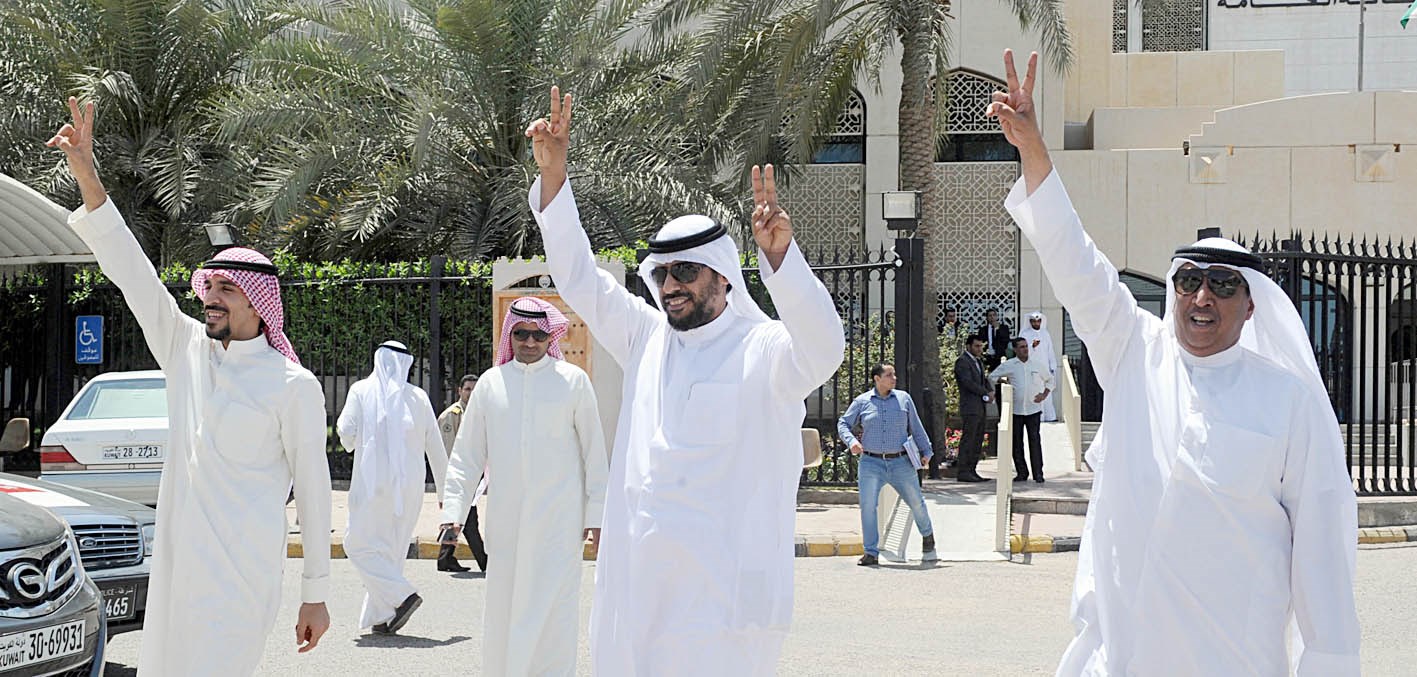 شباب يخرجون من قصر العدل فرحين بقرار الإخلاء  (تصويرطارق عزالدين)