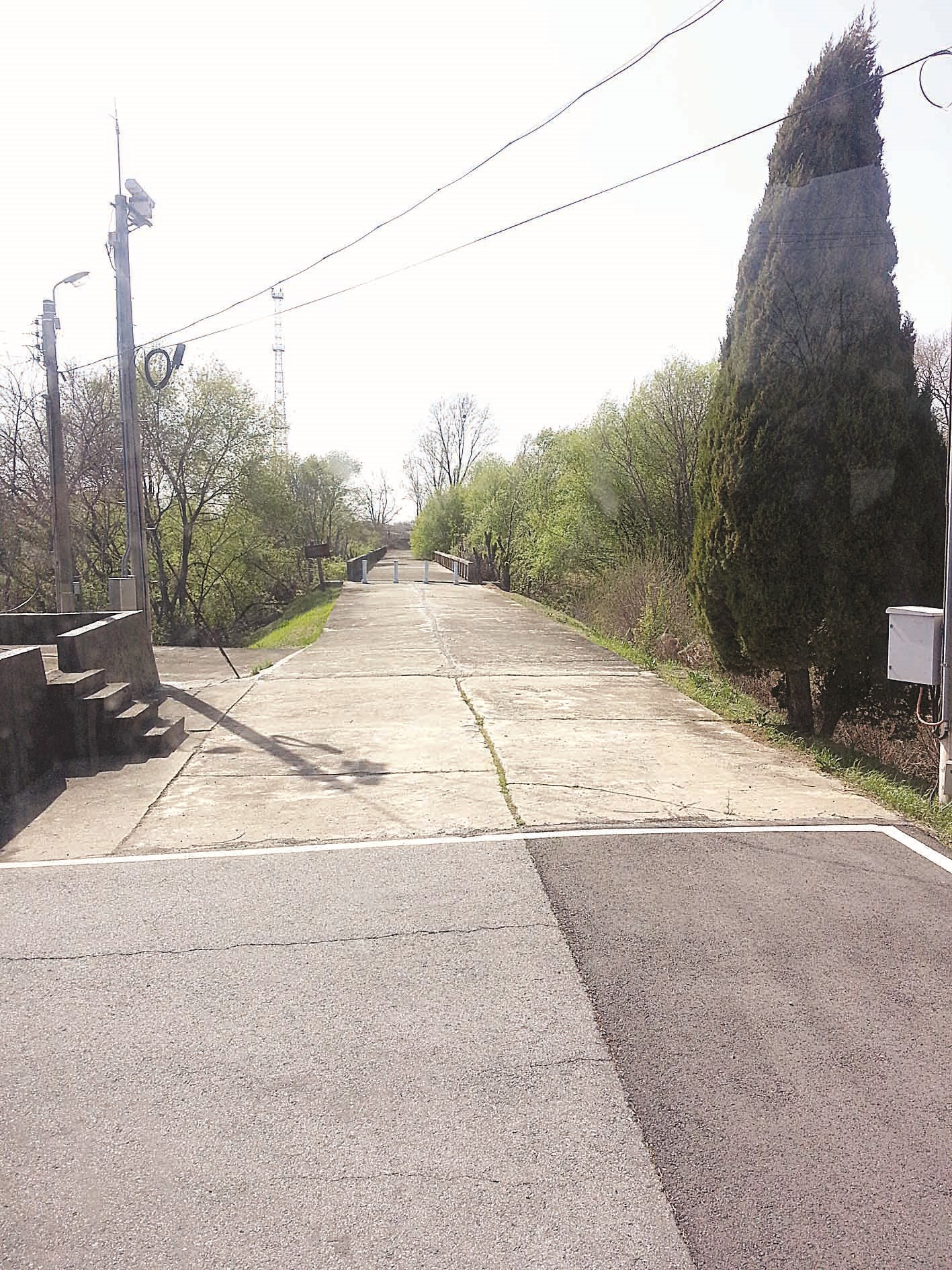 جسر يصل بين شطري المنطقة المنزوعة السلاح