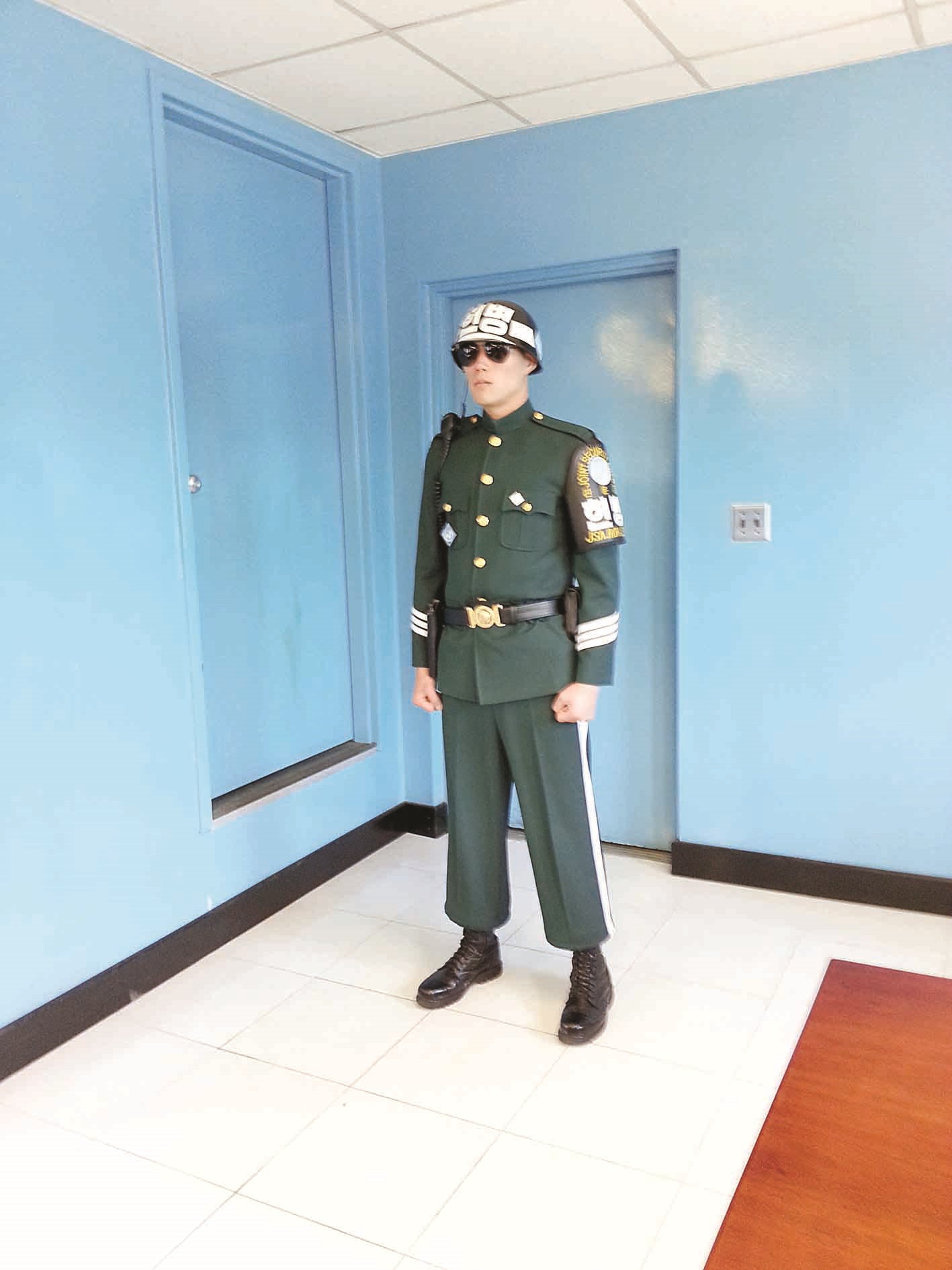 جندي قرب الباب المؤدي للشمال في مبنى لجنة الهدنة التابعة للأمم المتحدة